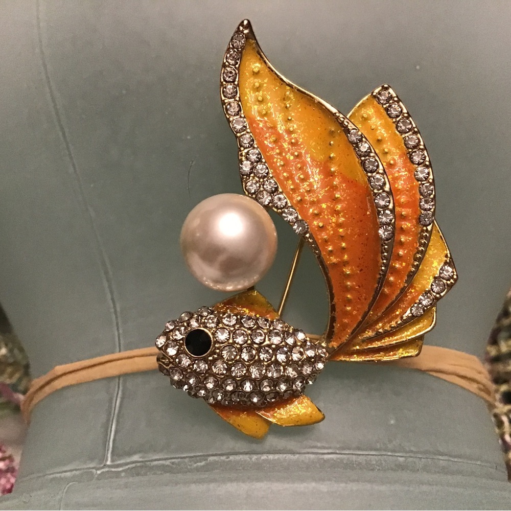 #240 Gold Fish Pin